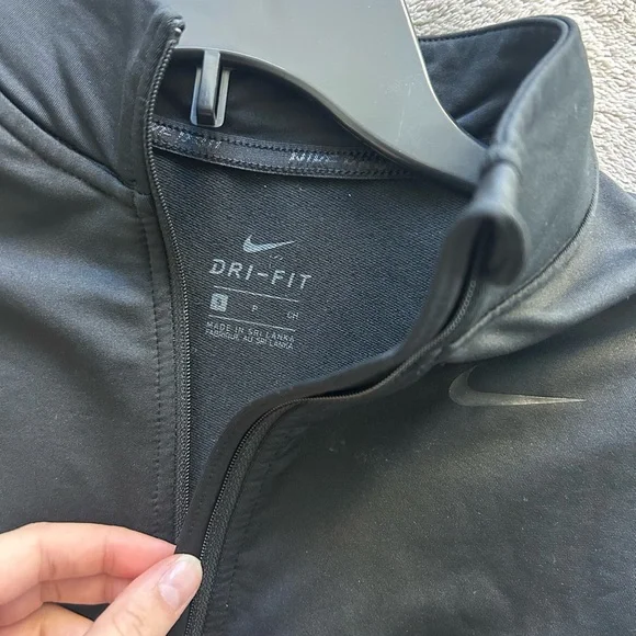 Nike Black Long Sleeve Crop Top - Picture 2 of 2